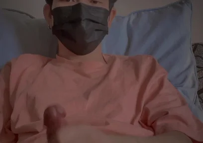 Minimal Room Sitting Solo - Clean & Simple