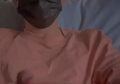 Minimal Room Sitting Solo - Clean & Simple