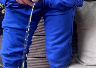 Amateur Guy Pissing in a Glass in Front of His Flatmate