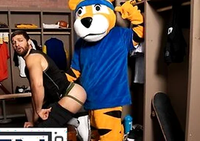 Men - Shamu Azizam Pulls Off His Pants And Bends So Jake Preston Can Bury His Tongue Inside His Hole