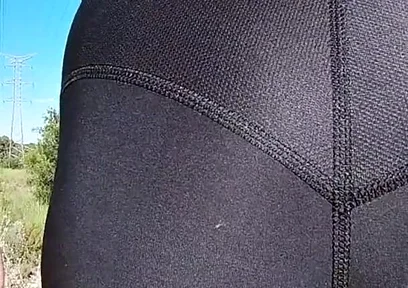 Sexy Assed Girl Flashes Her Tight Ass in Leggings to the Sportists Around