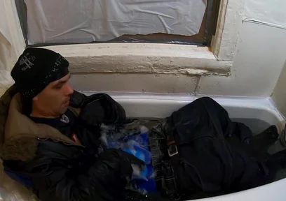 Skater rubbing the bulge in bathtube