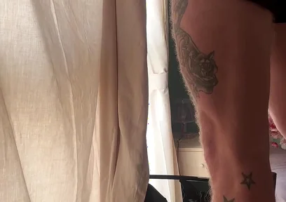 Дик Выскользнул Из Спортивных Нейлоновых Шорт.