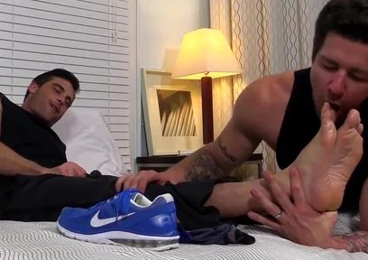 Sexy Hunk Link & Trenton Love Worshipping Each Feet