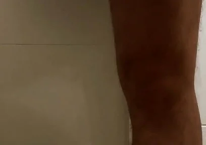 Crossdresser Con Un Gran Trasero En Minifalda Está Orinando