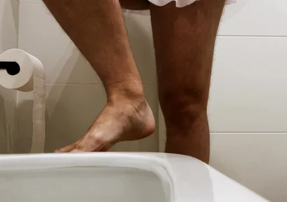 Crossdresser Con Un Gran Trasero En Minifalda Está Orinando