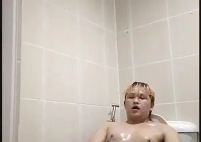 Philippino Twink Boy Eats His Own Cum!!