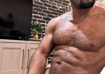 Bodybuilder Benji Bastian Strokes Thick Cock