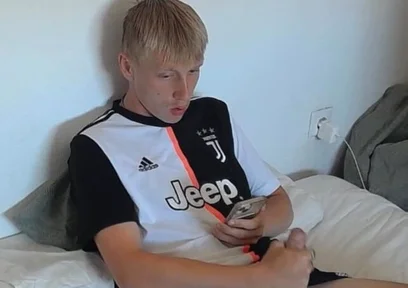 [face Reveal] Soccer Bro Jerks off in Bed