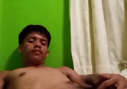 Filipino Twink’s Steamy Solo Session with Explosive Cumshot