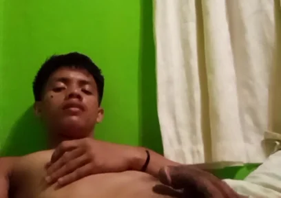 Filipino Twink’s Steamy Solo Session with Explosive Cumshot