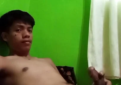 Philippino Twink Boy Jerks off in Bed, Huge Cumshot!