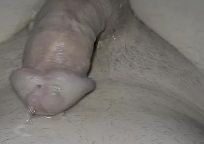 Tenn Shower Piss in Bellybutton