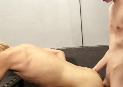 Bukkake Amateur with Gay Twinks Sucking All His Friends to the Cum