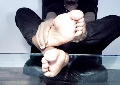 I Expose My Bright Male Soles (2025)