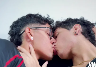 Uff I Want to Come!! Friends Give Each Other a Delicious Handjob and Eat Each Other with Kisses