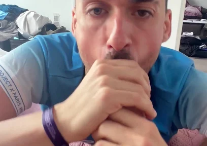 Straight Muscle Dude Gets Sucked by Flatmate