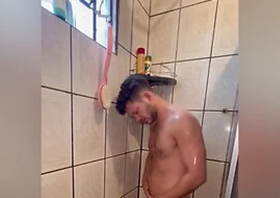 Levi Brazil - Playing In The Bath
