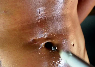 Navel Takes the Machine. From Slow Stretch to Hard Rhythm