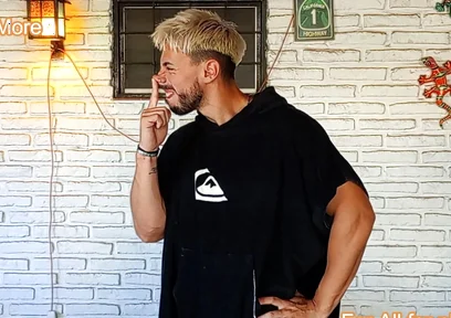 Fer Controls Nose of His Alpha Master Friend