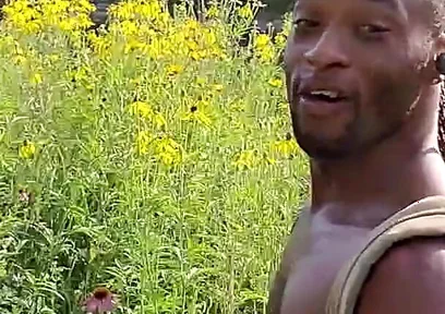 Kenniejai Walks Nude by the River in Chicago and Gets Caught