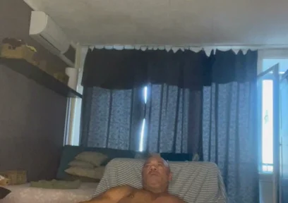 Bodybuilder Home Wank Alone