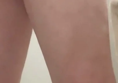 Amateur Caught Pissing Handsfree in Public Toilet