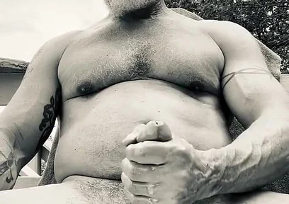 B&w Outdoor Bate