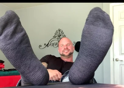 ‪why Are My Feet so Ticklish in Dress Socks?