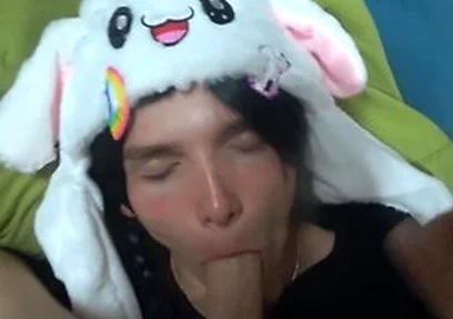 Lille Passiv Femboy Gav Far Et Sodt Blowjob