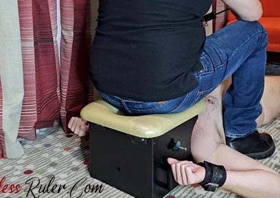Extreme Jeans Face Sitting