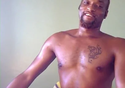 Kennie Jai Gets Ready for the Beach