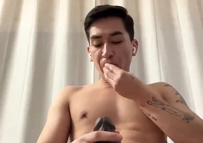 18 Years Boy Tries a Gigant Dildo